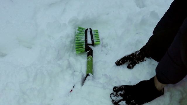 Щетка для снега автомобильная SKYWAY/Щётка для снега с двойным скребком и мягкой ручкой S07801018 смотреть онлайн