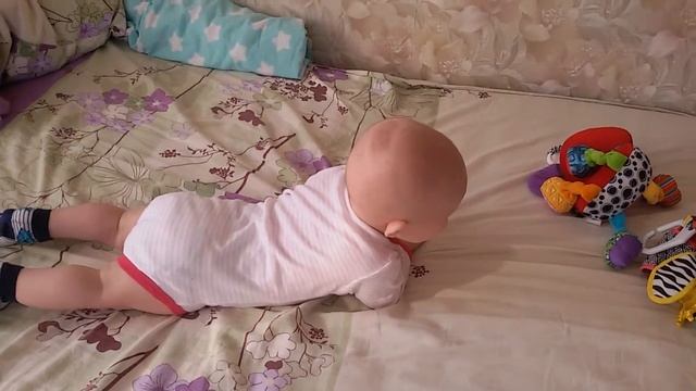 2 ступень ползания - по пластунски! Стоит на коленочках. смотреть онлайн