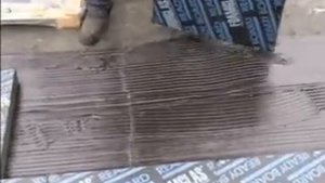 Монтаж пеностекла на кровле с помощью "холодного" клея-герметика