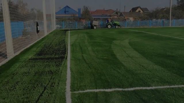 Засыпка кварцевого песка и резиновой крошки на футбольном поле смотреть онлайн
