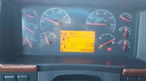 Дальнобой на Volvo VNL. Замена приборной панели и лобового стекла.