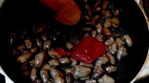 Куриные сердечки со стручковой фасолью в томатном соусе.Тушеные куриные сердечки.
