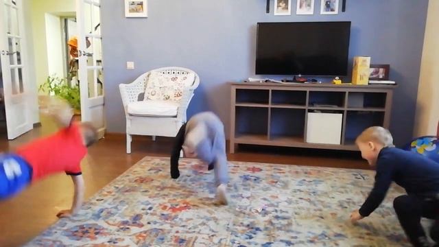Мальчишки весело танцуют. Смешно и зажигательно. Ох уж эти дети.