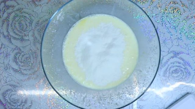 Быстрый заливной пирог на кефире, с луком и яйцом