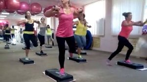 кардио на степе с гантелями баз упр