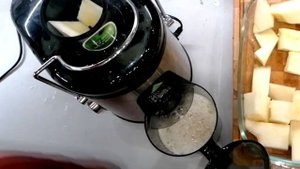 Соковыжималка сок из арбуза и сок из дыни. Где будет больше?