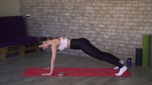 Планка с перемещением гантели или блинчика