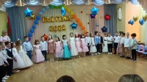 Песня "Первый звонок" исполняют дети старшей группы (5-6 лет)