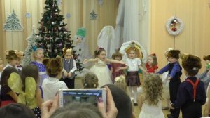 Елочку зеленую в гости мы позвали