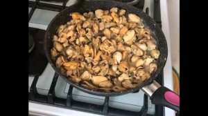 Мидии жаренные с чесноком и соевым соусом.#shorts