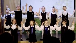 Детский хор Хоровой школы "Апрель" (Гатчинская СОШ №8) Руководители Виктор и Виктория Огородновы