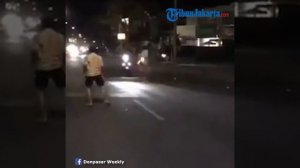 VIDEO Bule Ngamuk Perlihatkan Tendangan Kungfu dan Tabrakan Diri ke Mobil, Si Pemotor Tersungkur