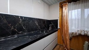 Прямая кухня на заказ в современном стиле без верхних шкафов