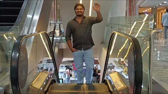 Mr.Neelakantam Friend of my Team Lead #neelakantam entered the Mall смотреть онлайн