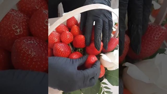 Сборка клубничного букета