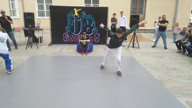 Брейкинг соло (13 - 15 лет) - Батл 1 - "Битва школ 2023" смотреть онлайн