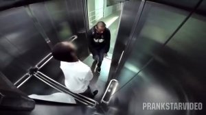 это просто жесть . понос в Лифте Пранк!