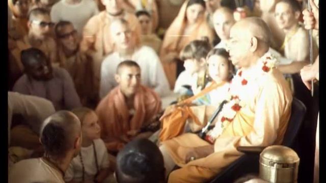 This Has Become a Fashion, to Equalize Narayana With Everyone - Prabhupada 0445 смотреть онлайн