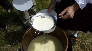 Как делают швейцарский сыр раклет