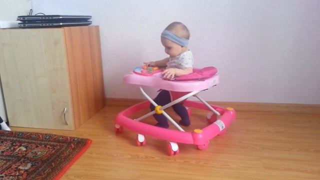 Ходунки для ребенка! Ангелина начала делать первые шаги в ходунках! Baby walker!