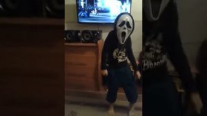 Пацан жжет! В маске из фильма Крик!