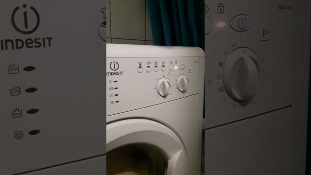 Машинка INDESIT WISL103 при включении для следующей стрики,з...