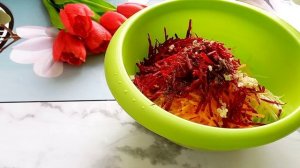 Салат из сырой свеклы с капустой и морковью. Просто и полезно.