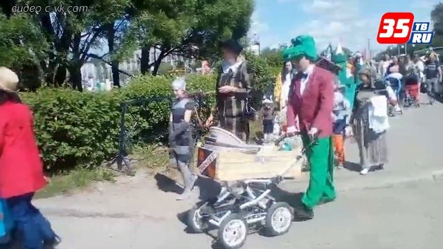 Нарядные и сказочные детские коляски дефилировали в Череповце