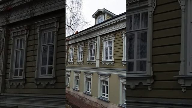 Двухэтажный деревянный дом с ажурными водосточными трубами #деревня #дом #подмосковье #коломна смотреть онлайн