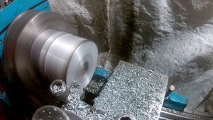 Плавлю алюминий для последующей токарной обработки