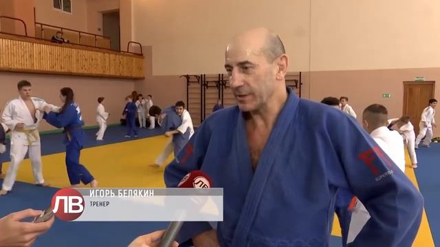 Игорь Артамонов передал подарок от Президента РФ юному дзюдоисту смотреть онлайн