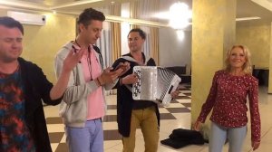 Галина. Группа САДко достали слова и сходу спели с Еленой Василёк! Классно получилось ! )