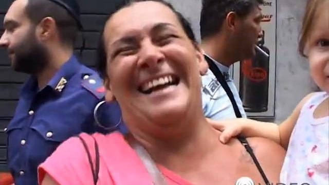 La regina Sophia torna nella sua Napoli. Applausi e cori per la Loren a Santa Lucia смотреть онлайн