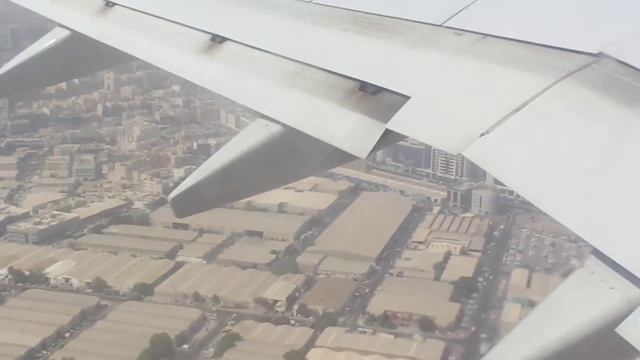 Боинг Fly Dubai Взлет в аэропорту Дубаи. ОАЭ из окна самолета.