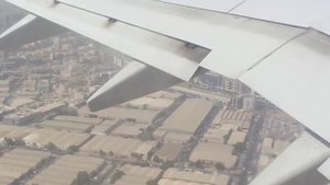 Боинг Fly Dubai Взлет в аэропорту Дубаи. ОАЭ из окна самолета.