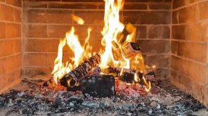 Горящий камин и легкая фортепианная музыка