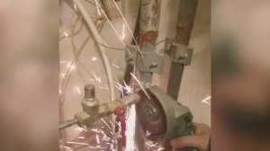 Сварка горяче трубы в квартире.