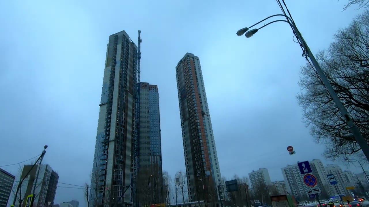 Дождливая зимняя поездка по дорогам и тротуарам Москвы.