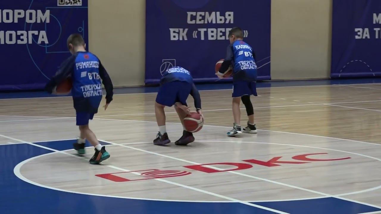 Управление. Восьмерка - перенос мяча под ногами смотреть онлайн