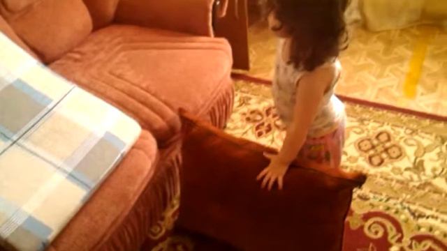 Девочка возраст 2 года 8 месяцев играет