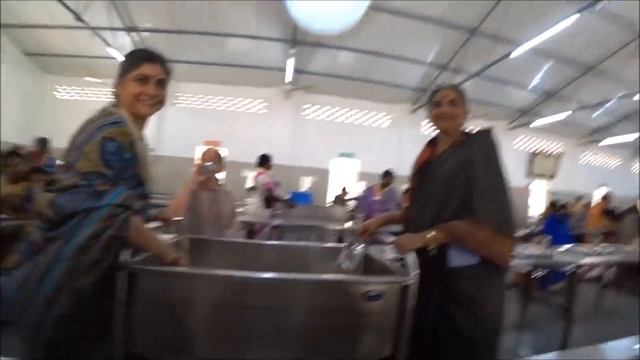 30. БЕСПЛАТНАЯ СТОЛОВАЯ АШРАМА. ОХОТА НА КОРОБОЧКИ. МУЖ УЕХАЛ... СОВСЕМ ОДНА... смотреть онлайн