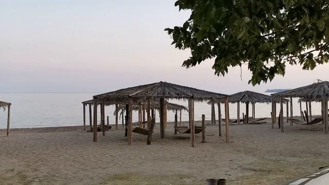 Песчаный пляж в Пицунде. Абхазия смотреть онлайн