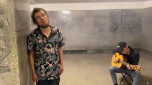 Парень поет в переходе