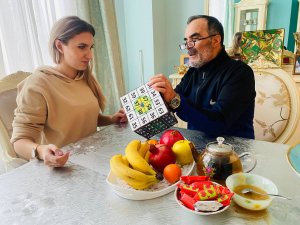 Мохаммед Сидик Афган дарит мне куб 4*4