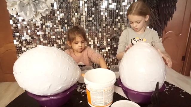 Киндер сюрприз новогодний 2020/Как Соня и Даша делают большое яйцо киндер сюрпзис с конфетами! смотреть онлайн