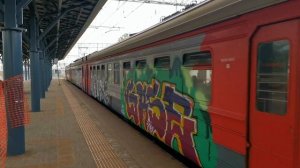 Электричка в граффити отъезжает от станции Реутов