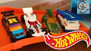 Поделили игрушки машинки Hot Wheels. Дети и машина Хот Вилс. .  Манкиту