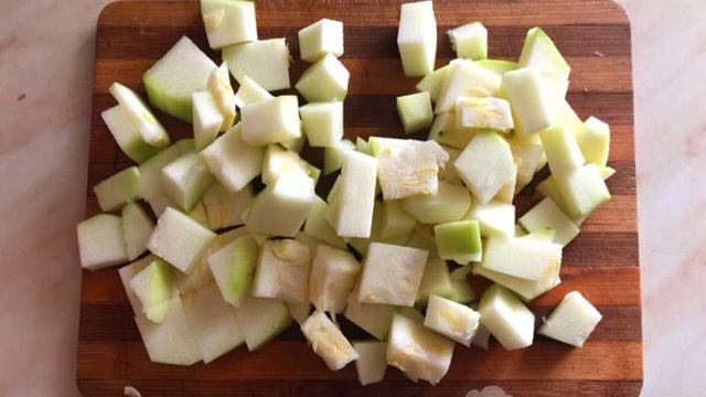 Овощное рагу с кабачками, картофелем и огурцами