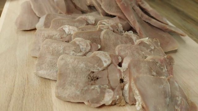 Язик заливний(телячий). Домашня українська кухня.Українка готує. М'ясна страва.