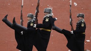 Меняют почетный караул и происходит развод часовых! Яркое и зрелищное мероприятие